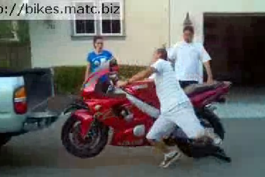 Régis veut charger sa moto dans son pickup