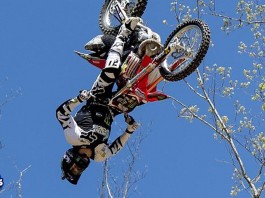 Triple backflip moto !