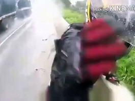 Un motard protège sa passagère en pleine chute !